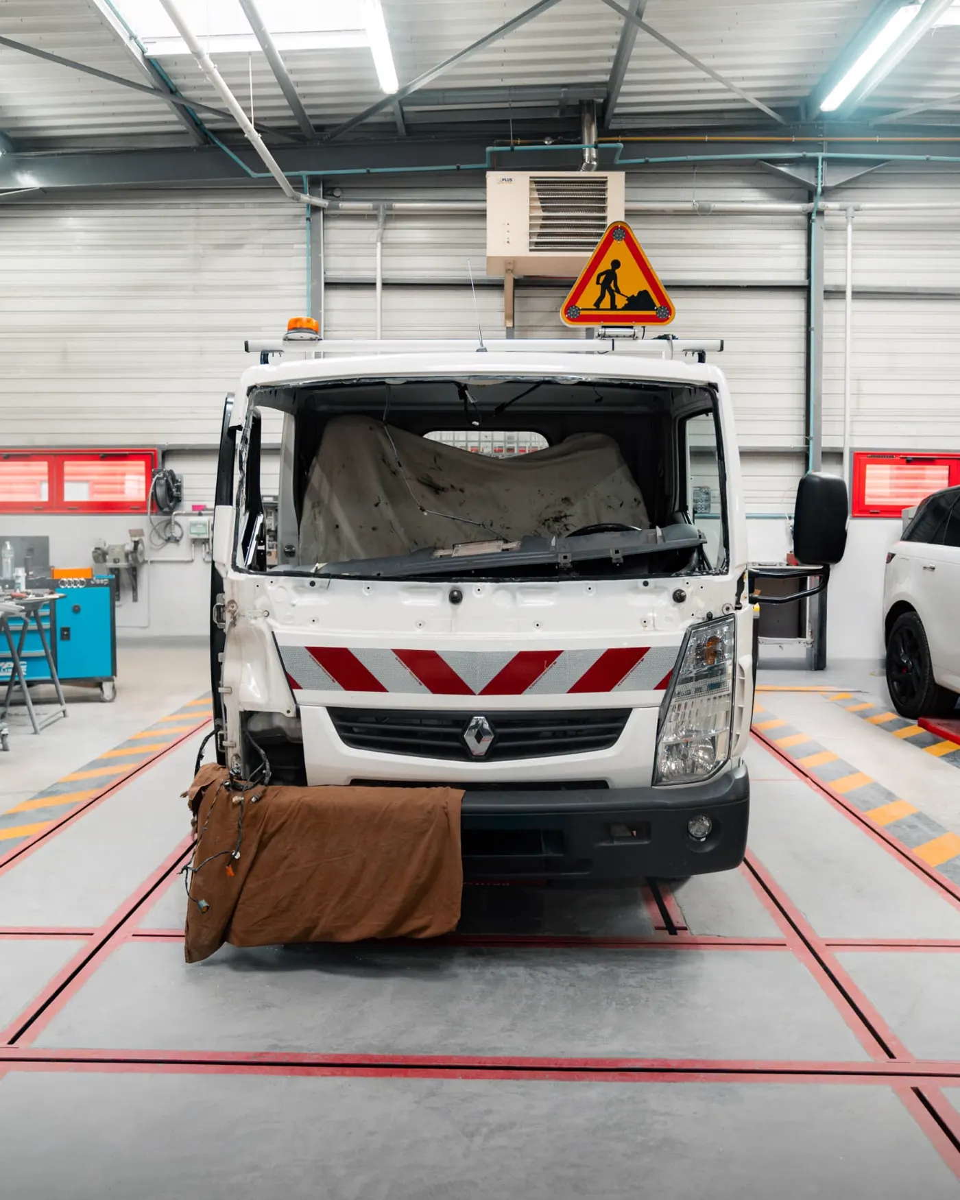 Utilitaire Renault en cours de remise en etat sur banc de mesure