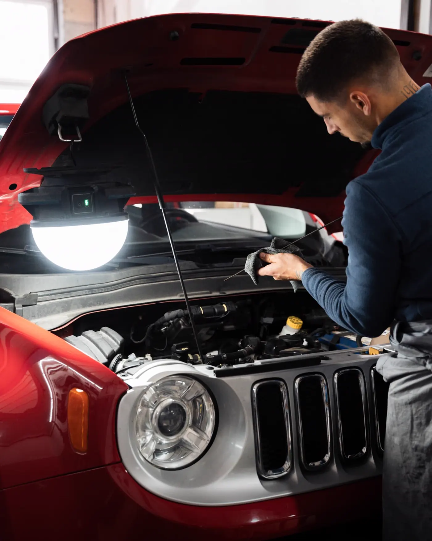 Controle du niveau d'huile sur un Jeep Renegade rouge