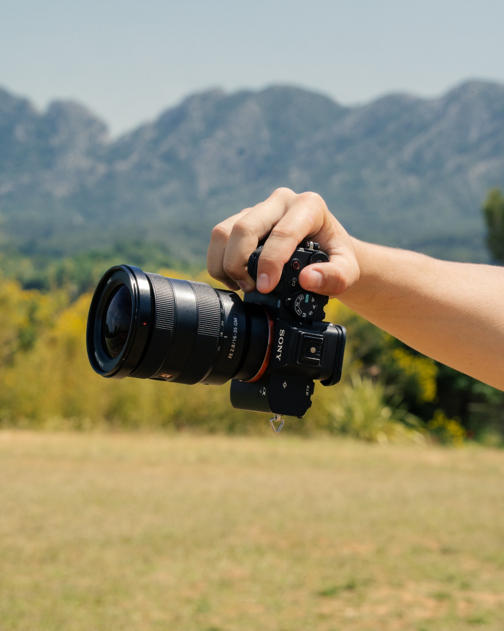 Appareil photo tenu à la main lors d’un shooting BICPOM dans les Alpilles