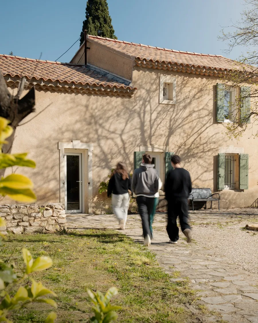 Equipe BICPOM en tournage dans un mas provençal, entre Châteaurenard et Avignon